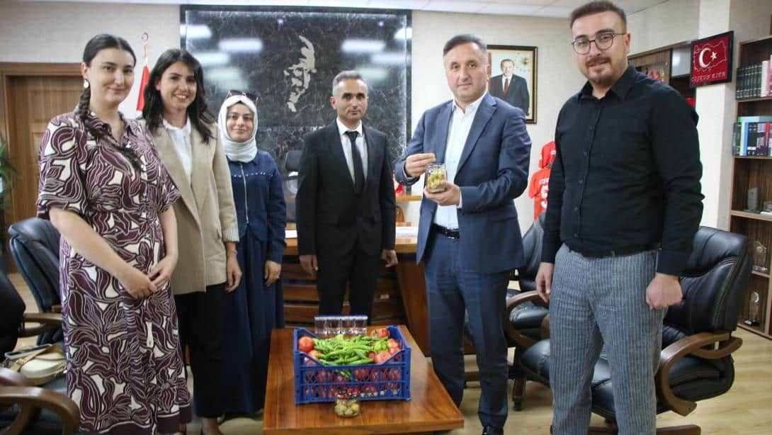 MERKEZ FATİH İLKOKULU ÖĞRENCİLERİMİZ KENDİ MEYVELERİNİ YETİŞTİRİYOR